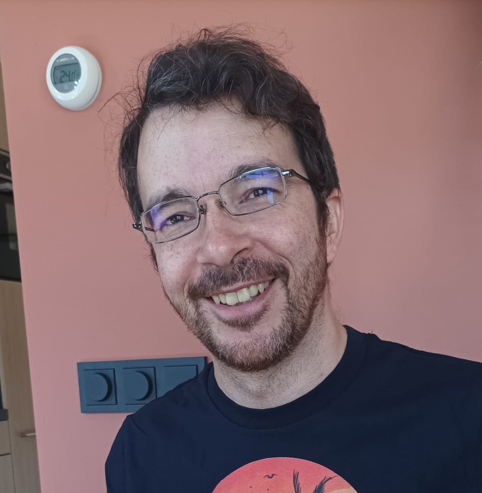 Alexander Berl Foto Gründer, Mann 40, lächelnd, kurze dunkle Haare, kurzer Vollbart, Brille