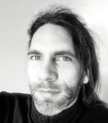 Aron Strack Foto Gründer, Mann Mitte 30 lächelnd